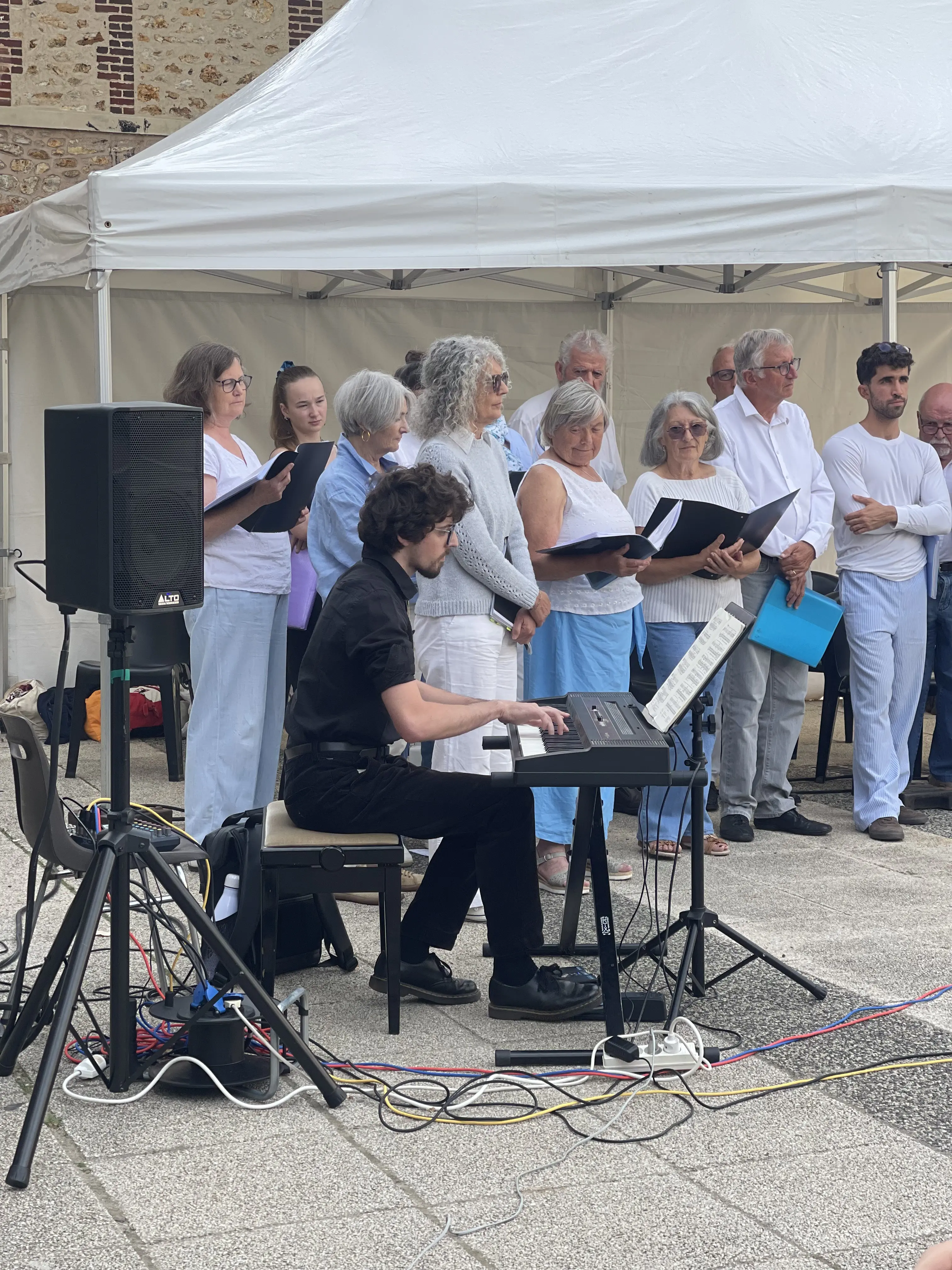 Anthony Mounier au piano à Palaiseau jouant son concert conférence sur Chopin