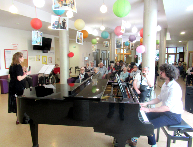 Anthony Mounier au piano avec Adeline Dumont Andreas durant au COS hospitalité familiale
