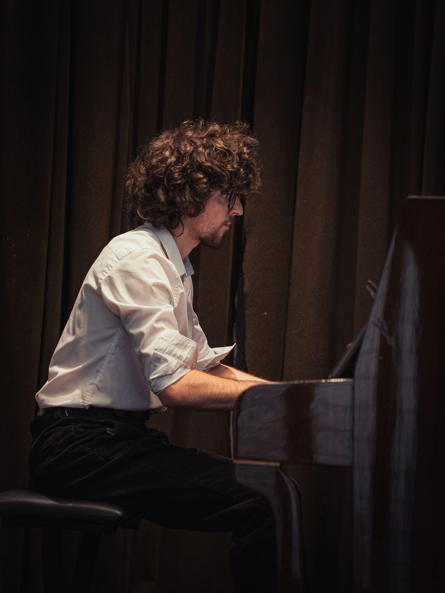 Anthony Mounier au piano durant un concert au théâtre Joséphine Baker