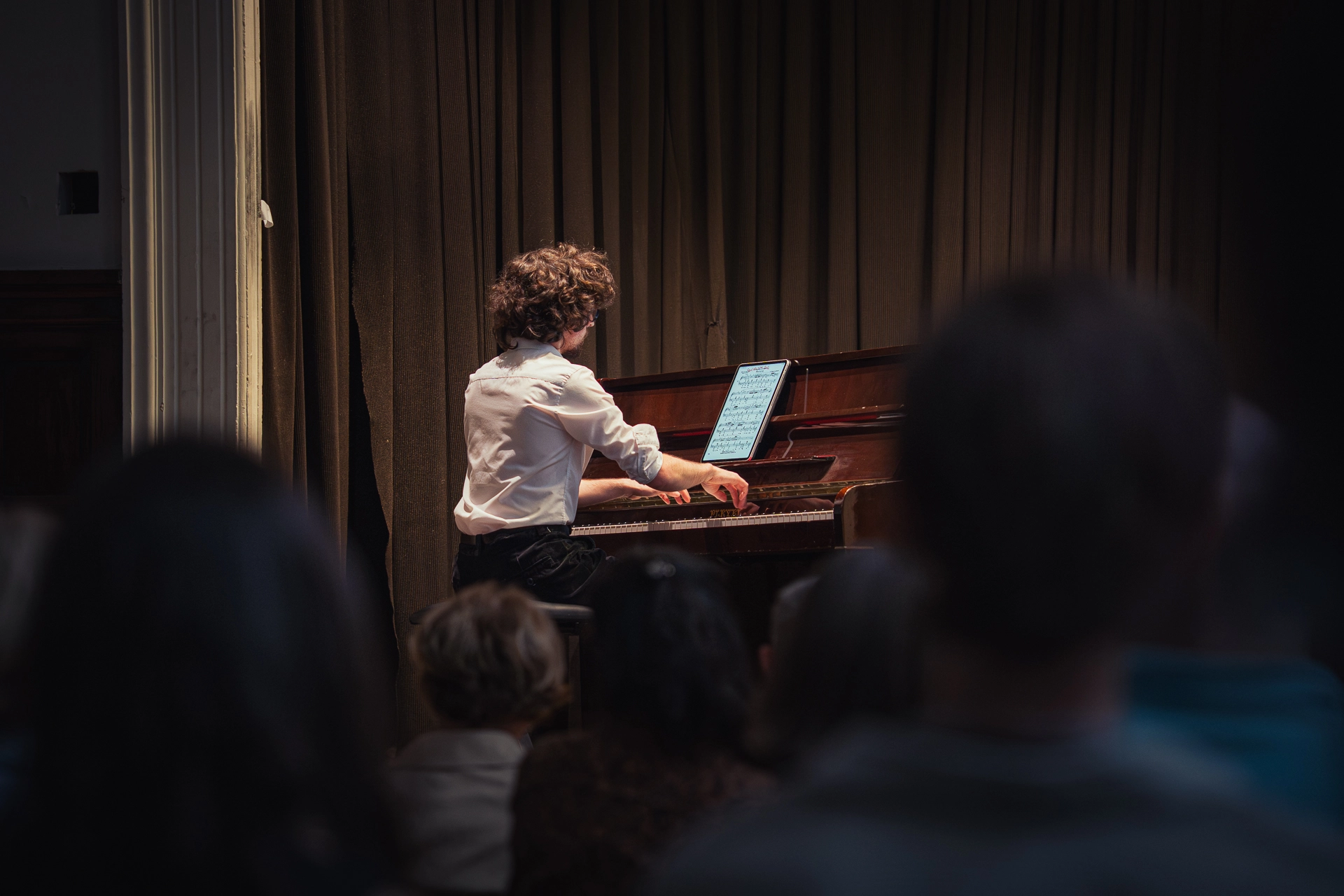 Anthony Mounier interprétant Chopin lors d'un concert