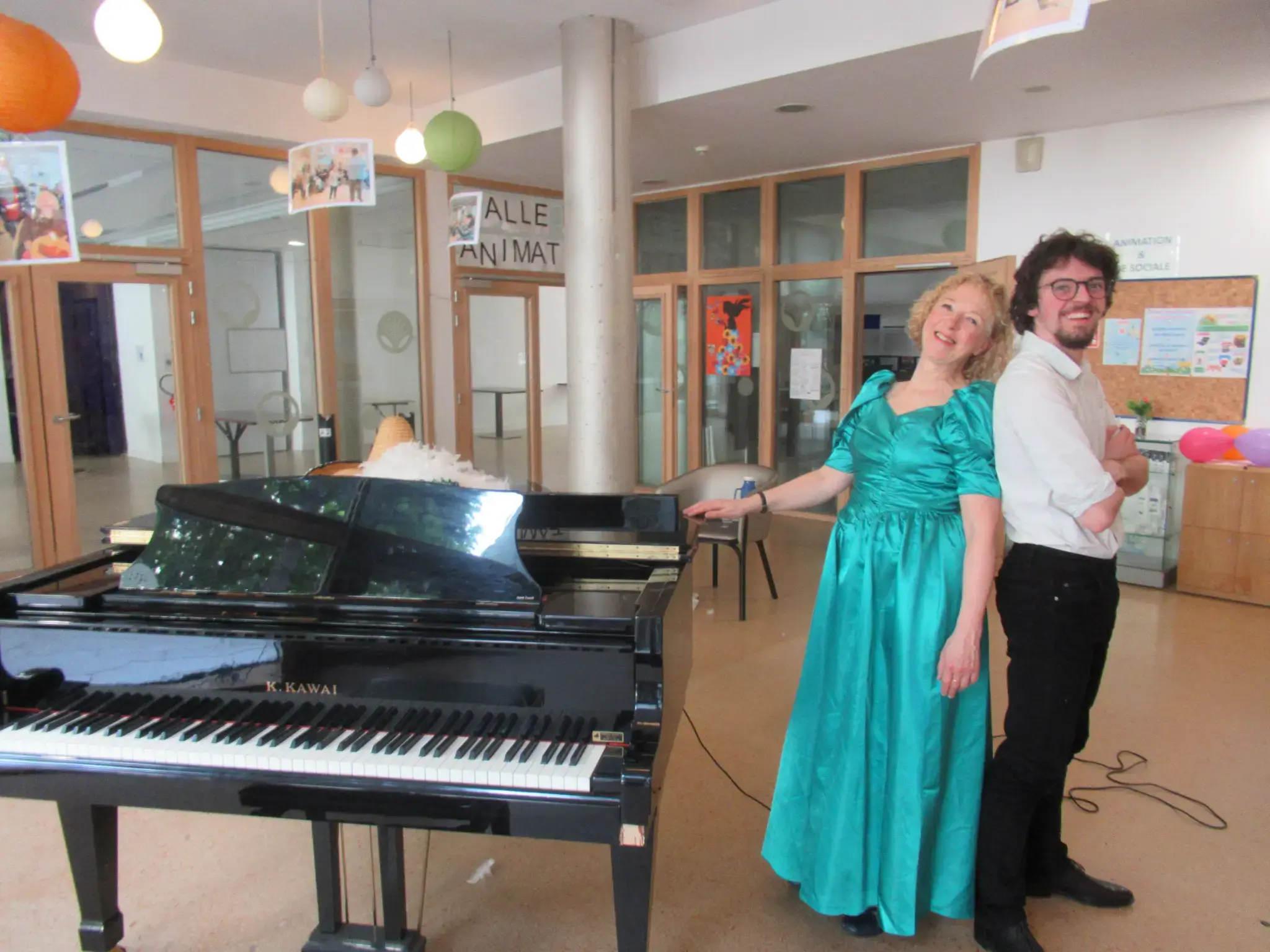 Anthony Mounier et une chanteuse après un concert