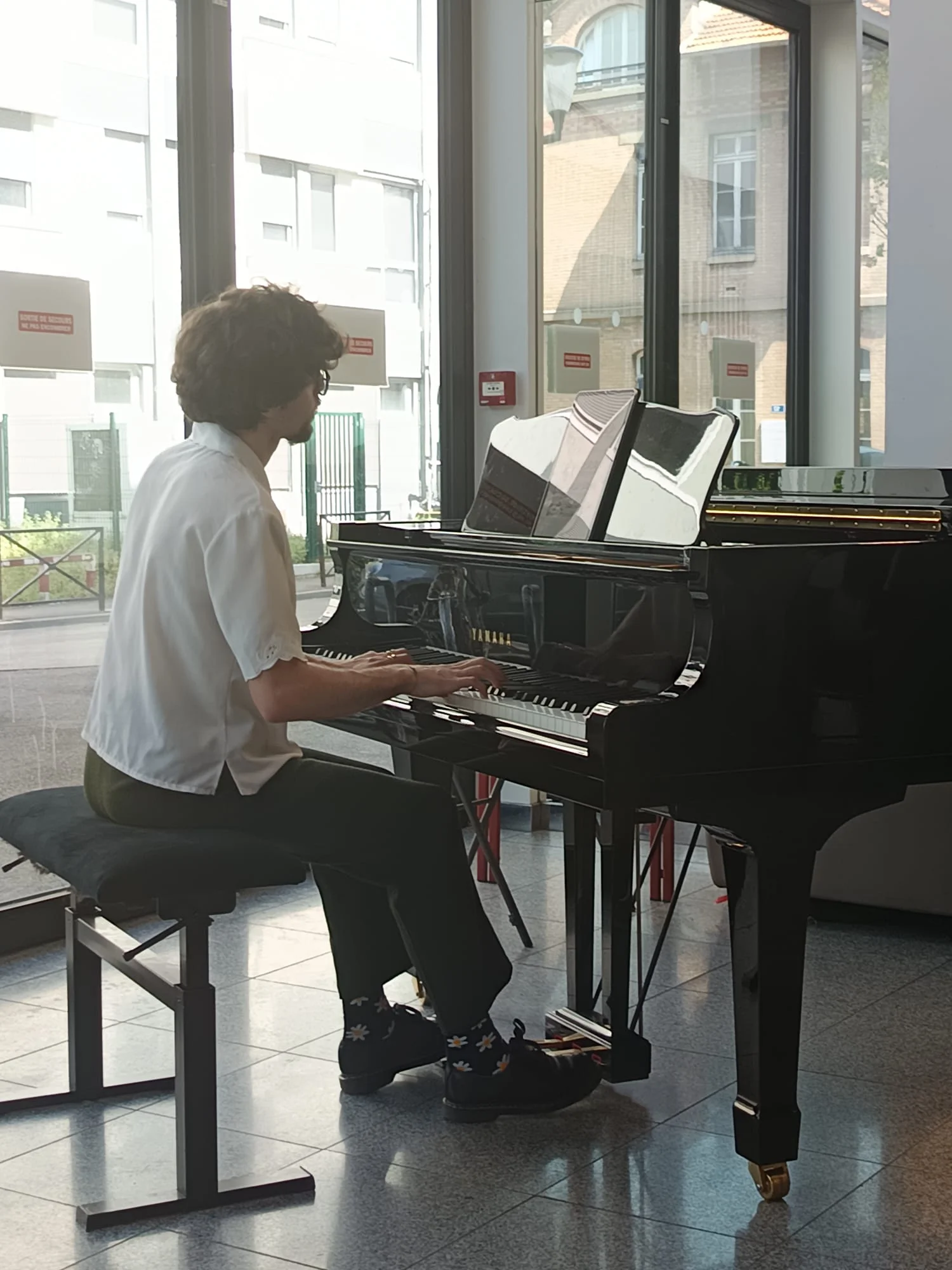 Anthony Mounier, vu de dos au piano, lors d’un concert du Festival des Fièvres musicales 2026, édition spéciale Maladies rares, organisé par l’AP-HP en partenariat avec les facultés de Santé et de Lettres de Sorbonne Université.