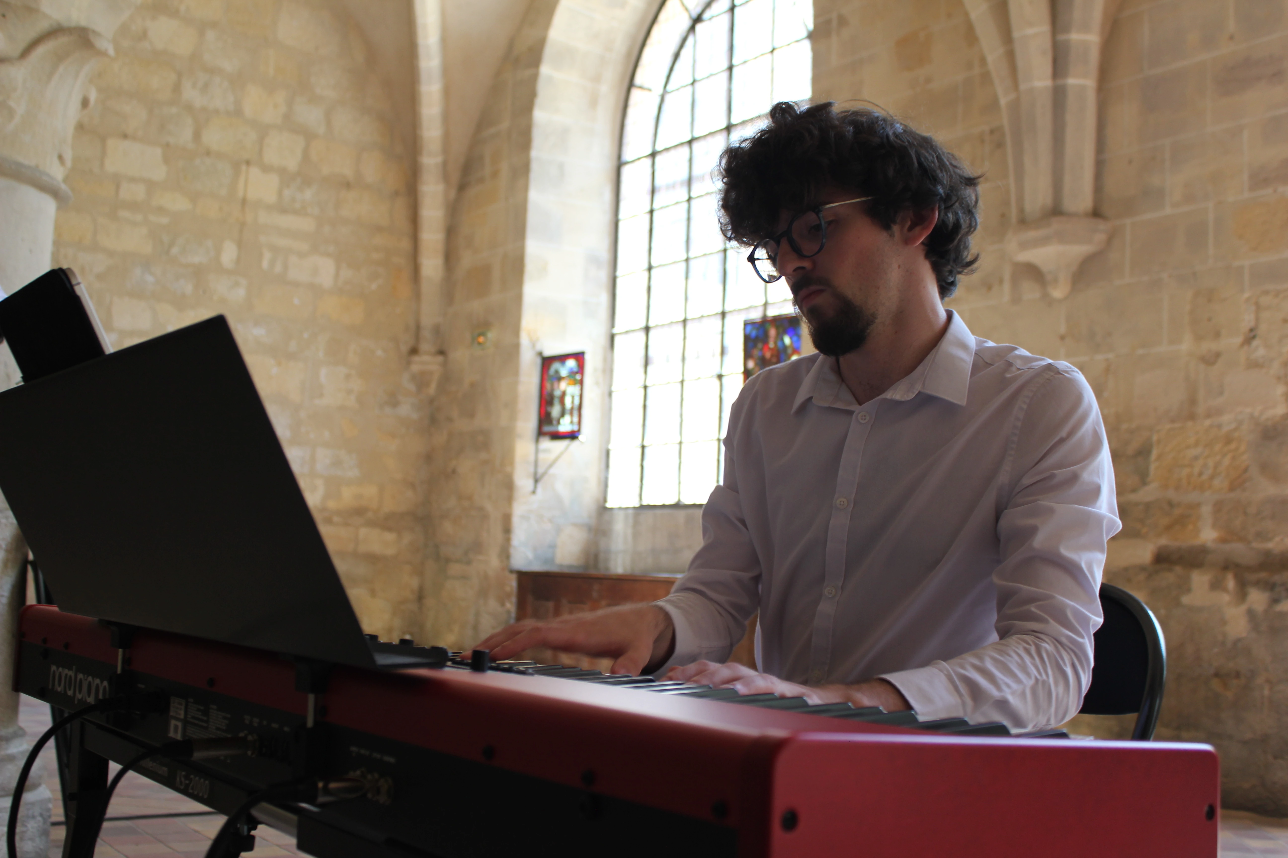 Anthony Mounier au piano à l'abbaye de Royaumont