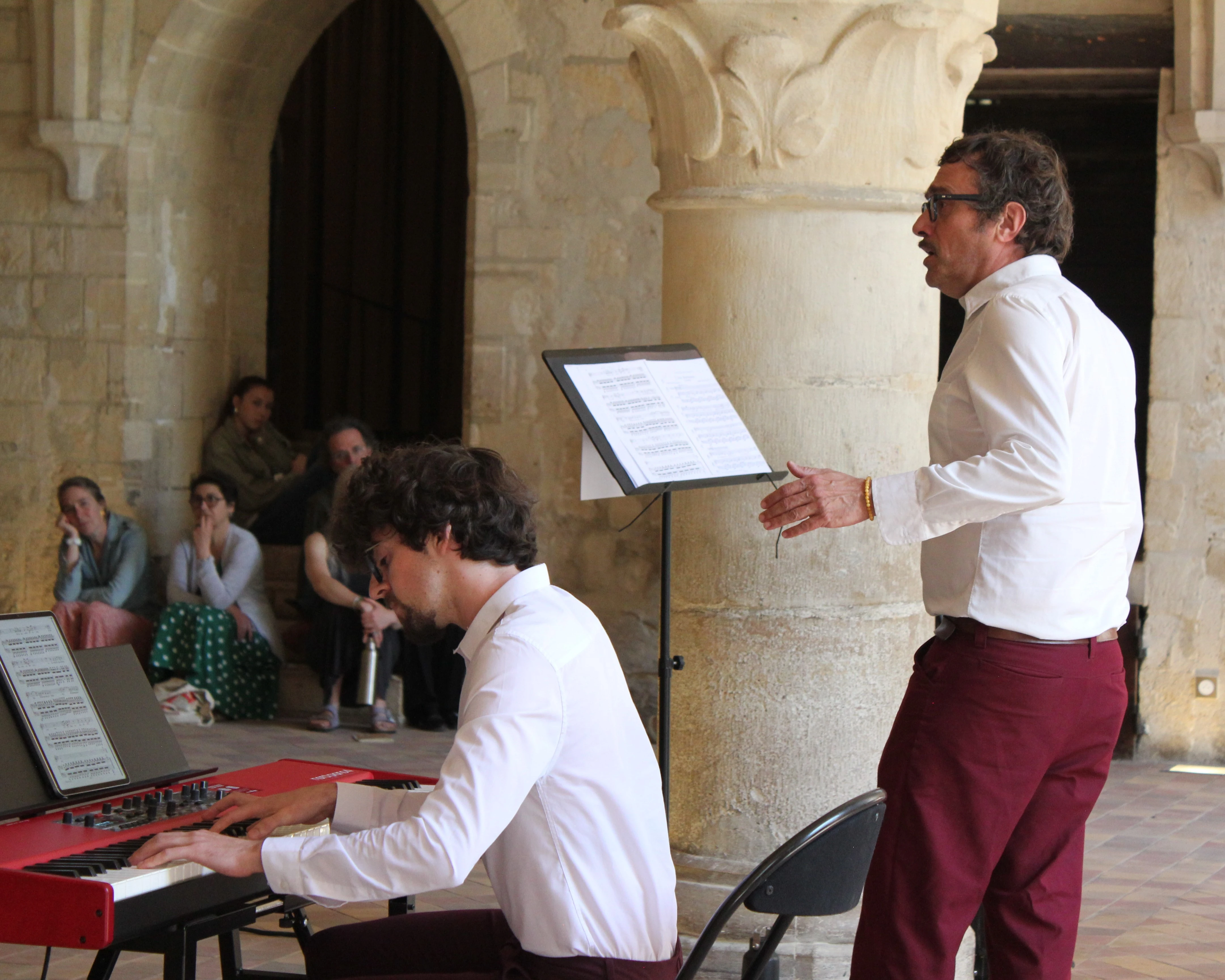Anthony Mounier au piano à l'abbaye de Royaumont avec Olivier Bonnin pour la scène ouverte