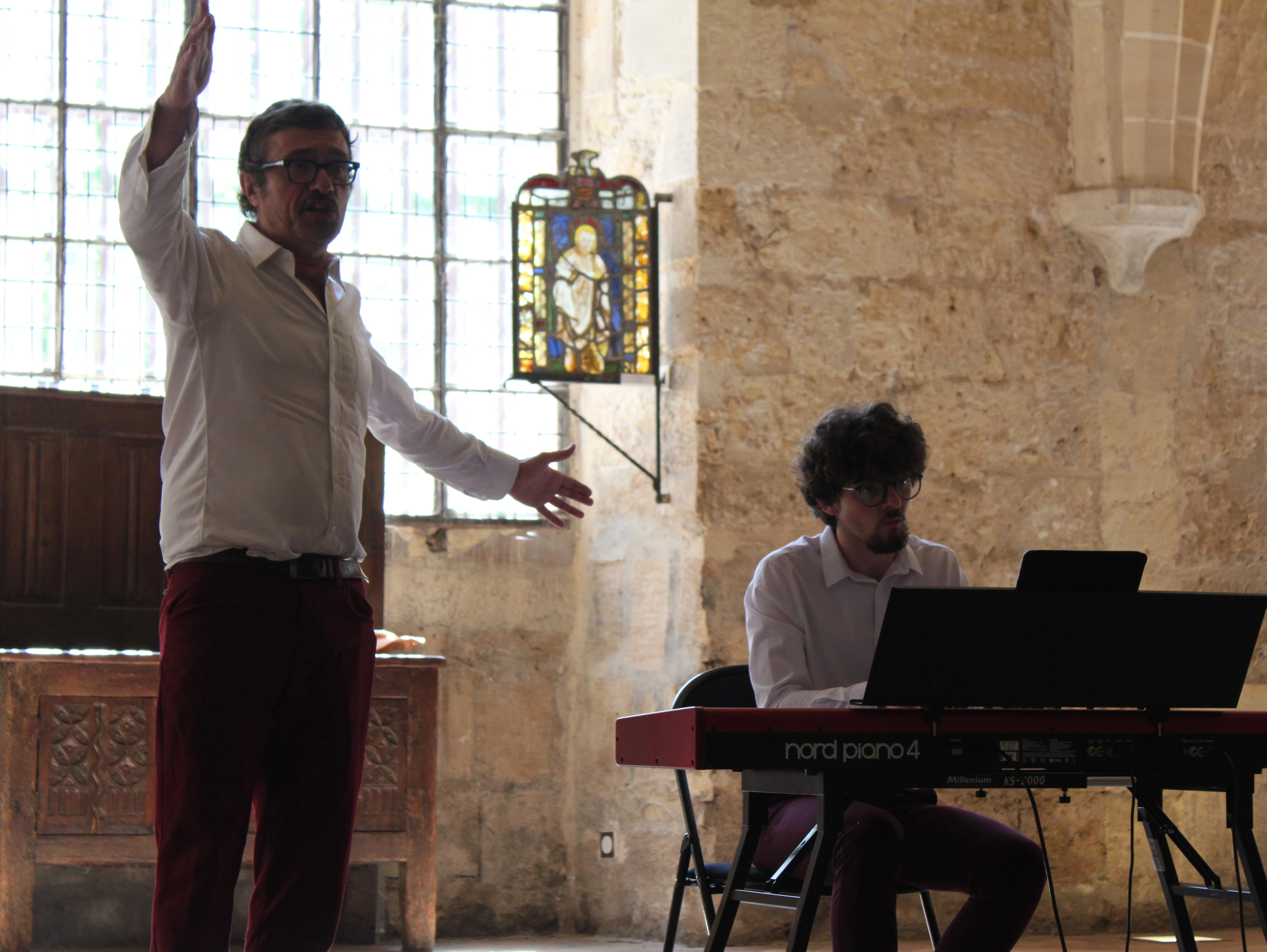 Anthony Mounier au piano et Olivier Bonnin Baryton en contre jour à l'abbaye de Royaumont
